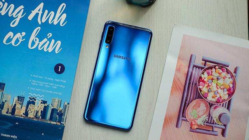 Smartphone Samsung Galaxy A7 2018 màu xanh dương