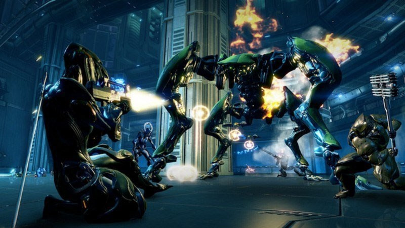 Alt: Hình ảnh gameplay Warframe, cho thấy nhân vật đang chiến đấu với kẻ thù trong môi trường game.