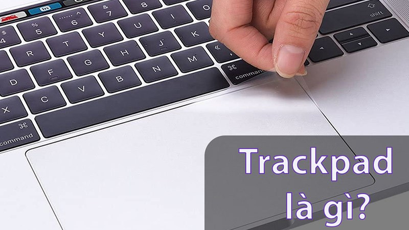 alt text: Hình ảnh bàn tay đang sử dụng trackpad của Macbook