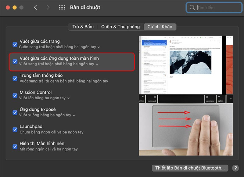 alt text: Minh họa thao tác chuyển đổi ứng dụng toàn màn hình bằng ba ngón tay trên Trackpad