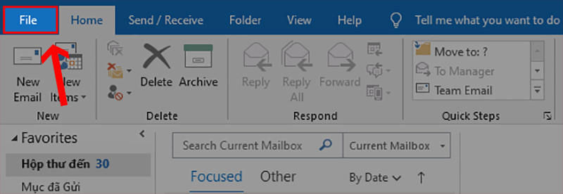 Chọn File để bắt đầu lưu email Outlook