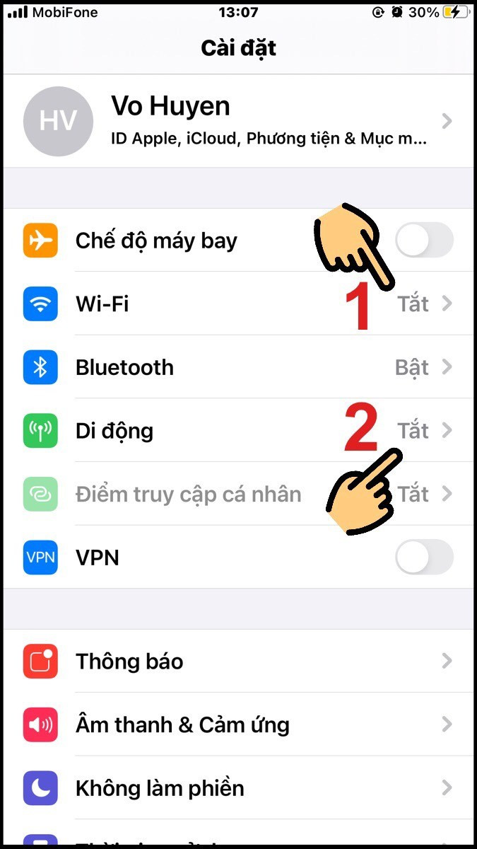 Alt text: Cài đặt iPhone hiển thị tùy chọn tắt Wi-Fi và Dữ liệu di động