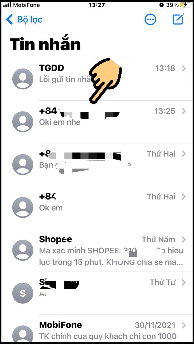 Alt text: Giao diện ứng dụng Tin nhắn trên iPhone hiển thị danh sách liên hệ