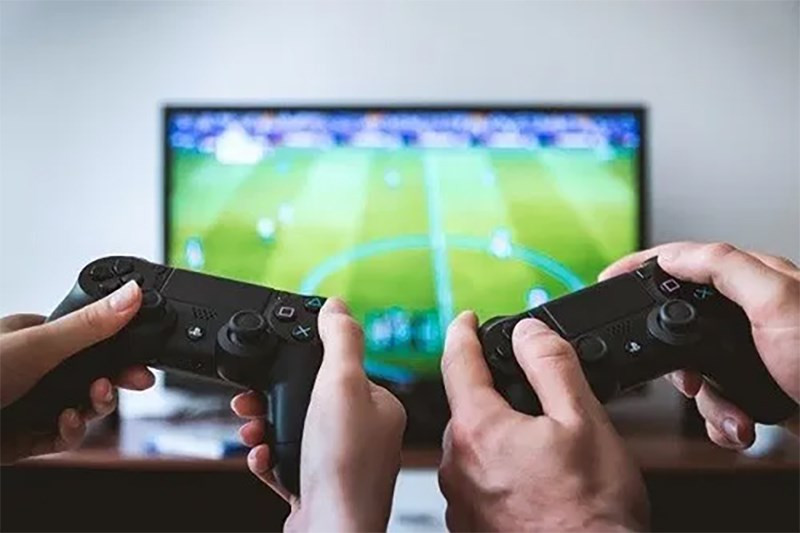 alt text: Hình ảnh bạn bè chơi game cùng nhau trên Playstation