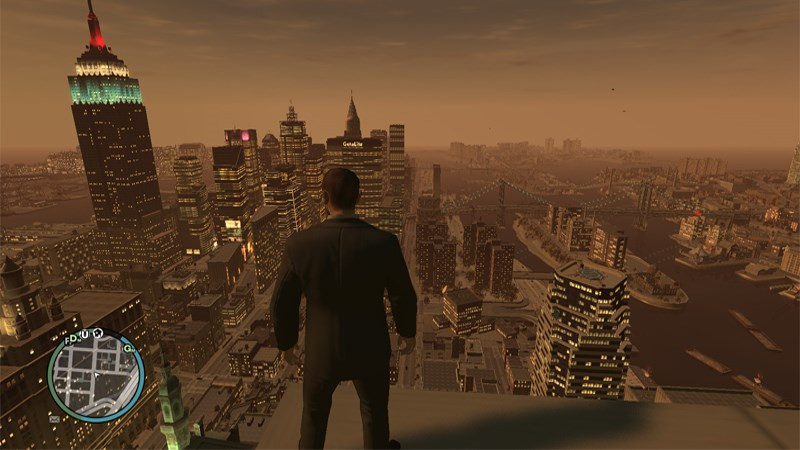 alt="Niko Bellic, nhân vật chính trong GTA 4, đứng giữa khung cảnh thành phố Liberty City"