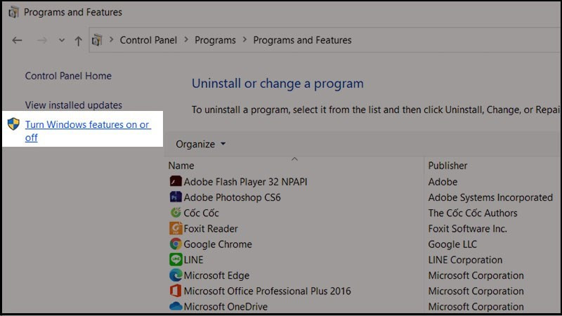 Cửa sổ Programs hiện l&ecirc;n chọn Turn Windows features on or off