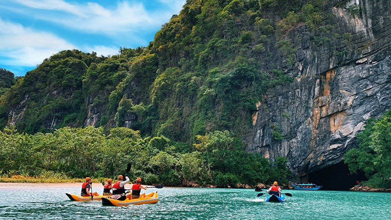 Núi đá vôi hùng vĩ tại động Phong Nha