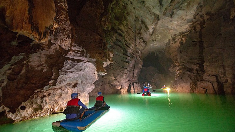 Sông ngầm trong vắt bên trong động Phong Nha