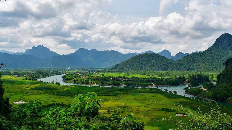 Sông Son uốn lượn quanh động Phong Nha