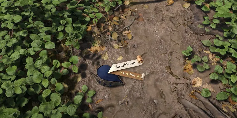 Chiếc mũ của Mikush trên vệt máu dẫn đến trại cướp trong nhiệm vụ Kingdom Come Deliverance 2