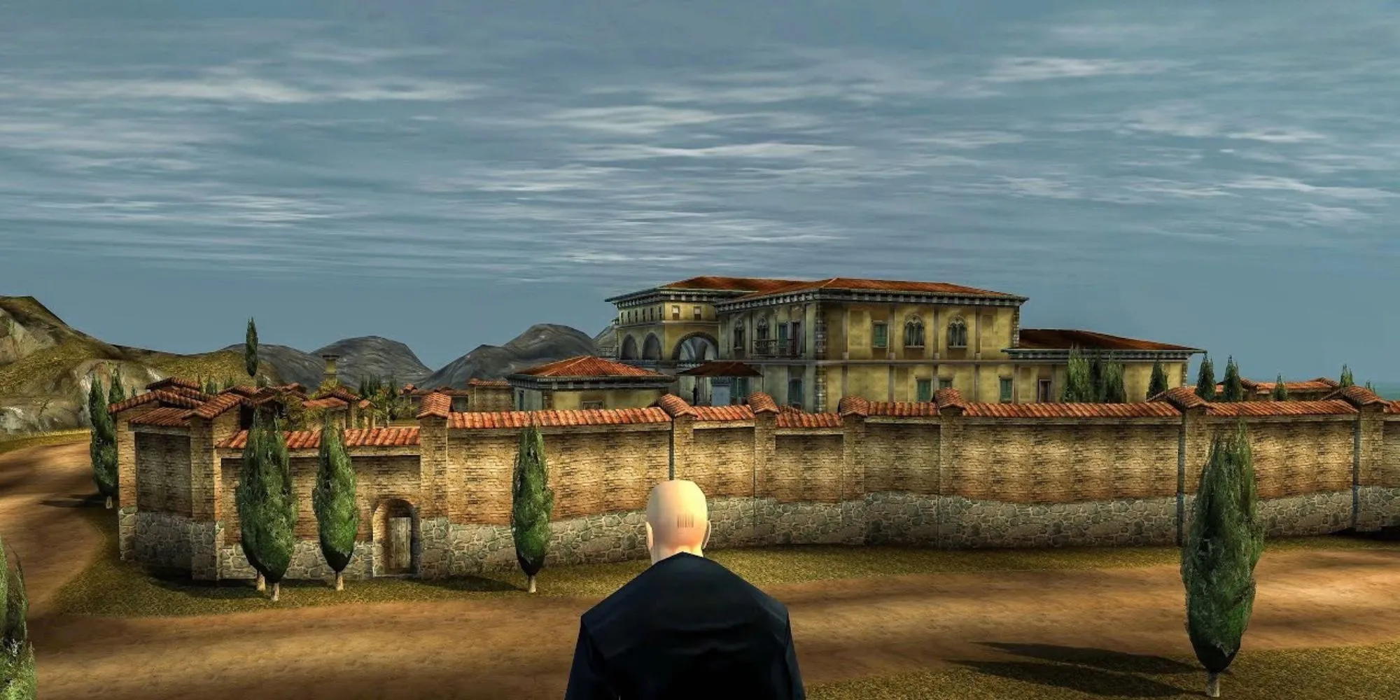 Đặc vụ 47 trong game Hitman 2 Silent Assassin trên PS2 đang nhắm bắn từ sau một cánh cửa