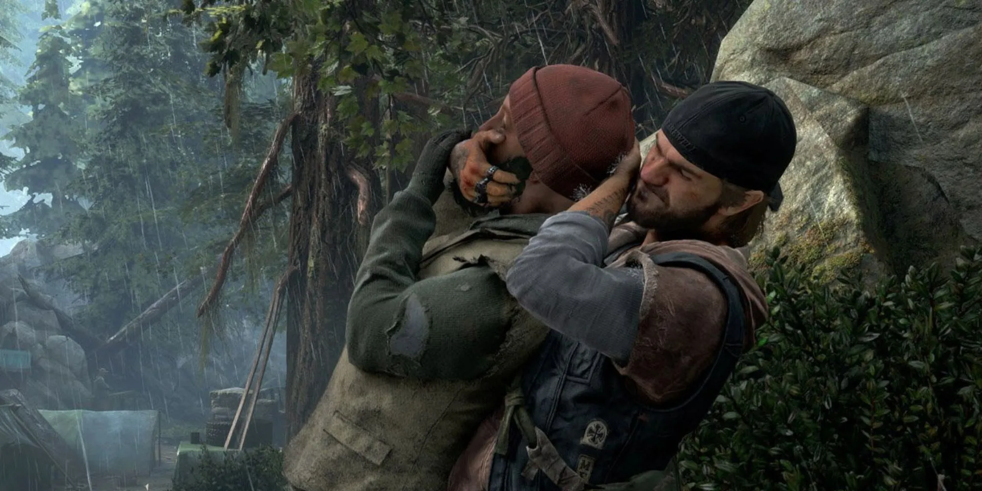 Deacon St. John trong Days Gone đang lén lút tiếp cận một kẻ thù từ phía sau trong một khu rừng tối