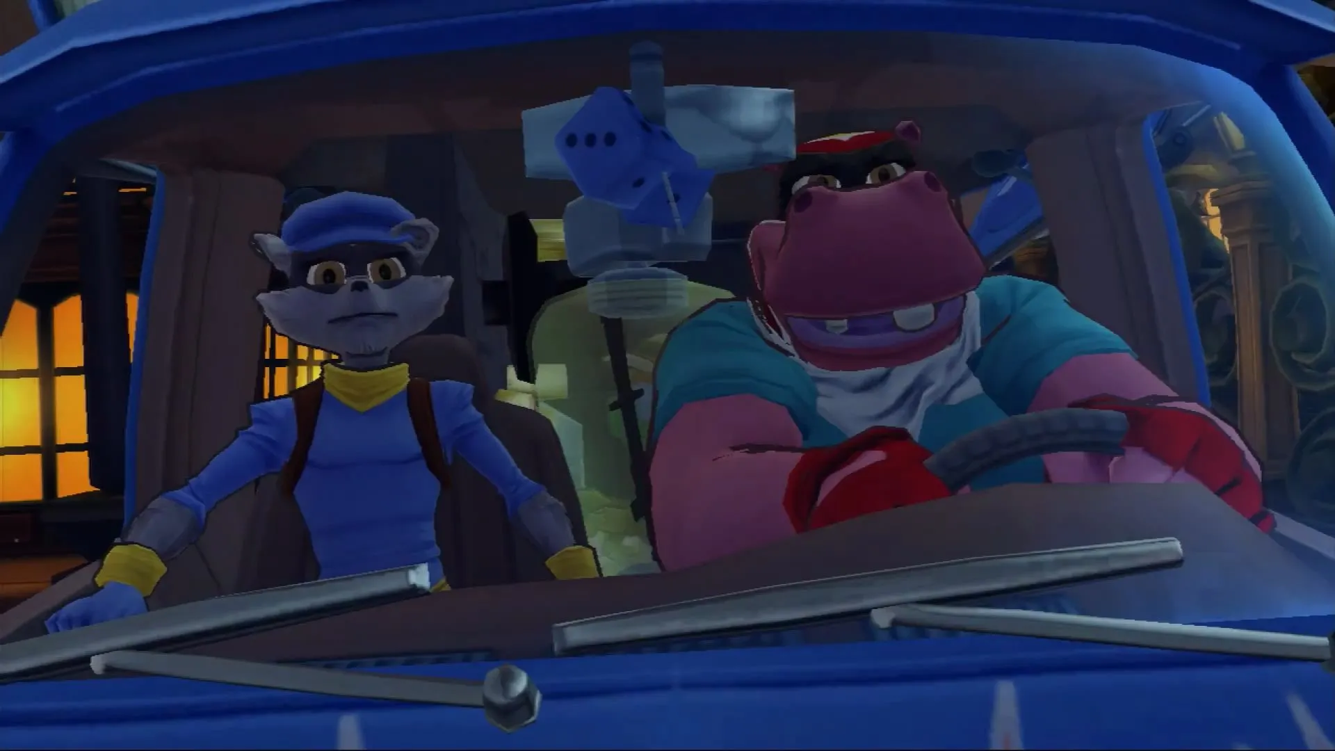 Hình ảnh cận cảnh chú gấu trúc Sly Cooper với chiếc gậy móc quen thuộc, nhìn nghiêng