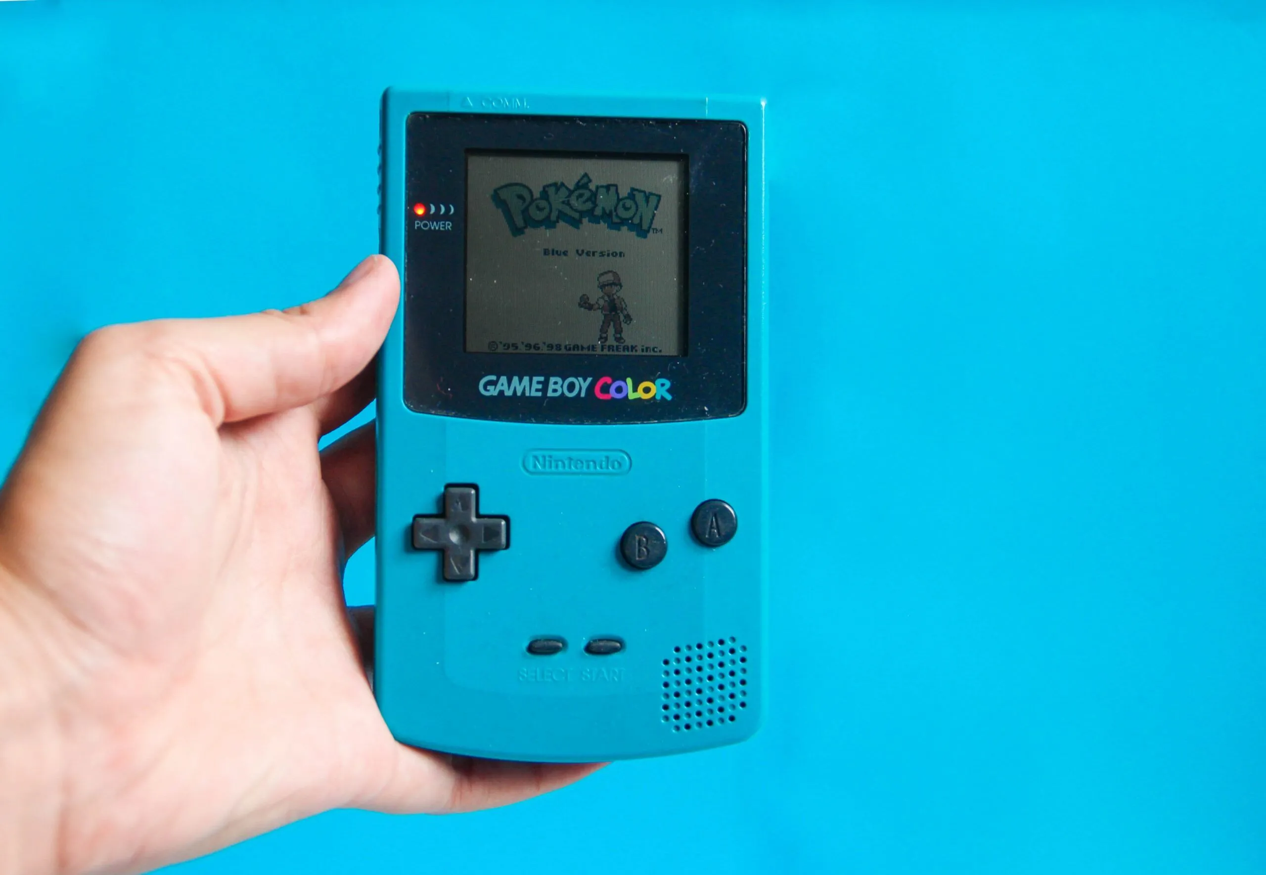 Hình ảnh trò chơi Pokemon Blue cổ điển trên Game Boy gợi nhớ ký ức game thủ 90s