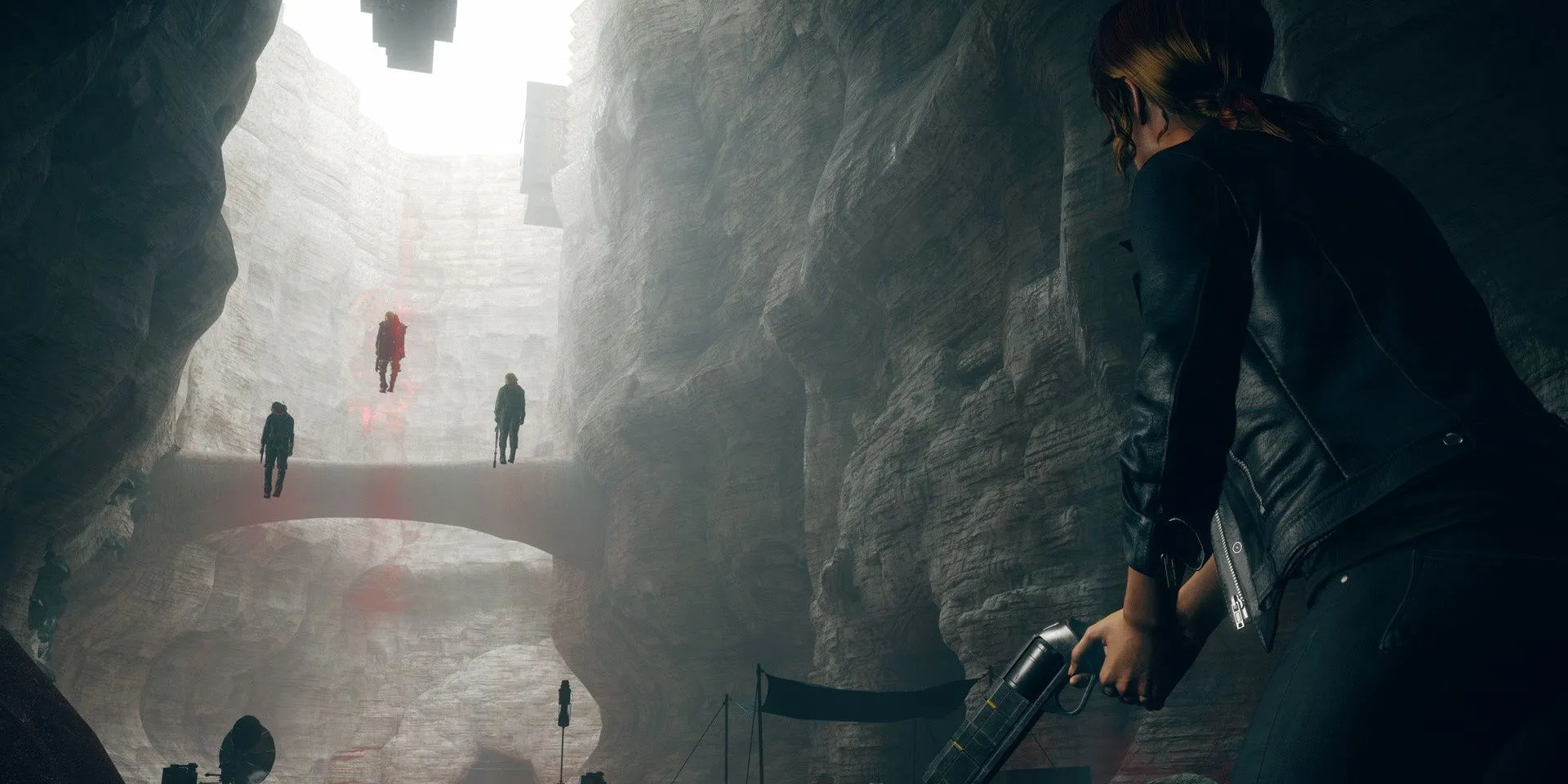 Jesse Faden đối mặt với kẻ thù nhiễm Hiss trong mỏ đá ở game Control