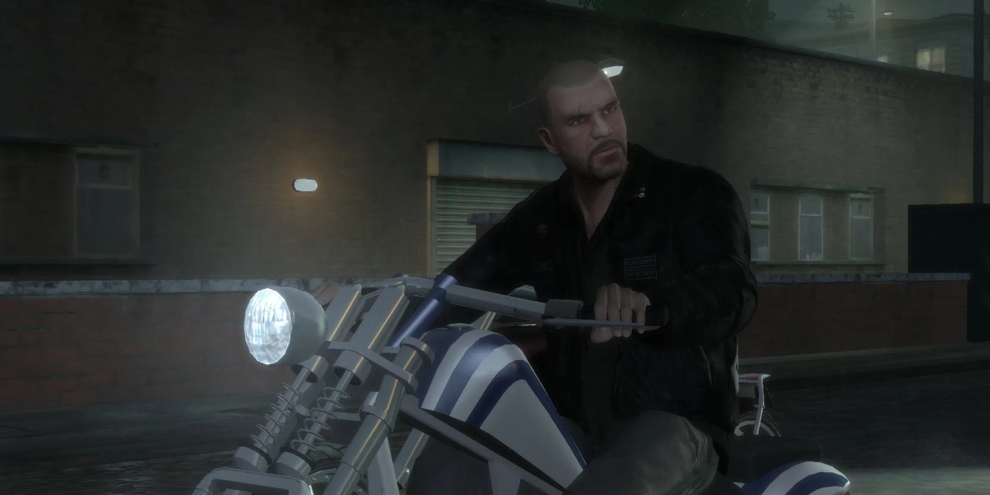Johnny Klebitz, nhân vật chính của GTA IV: The Lost And Damned, đang lái xe mô tô trong đêm