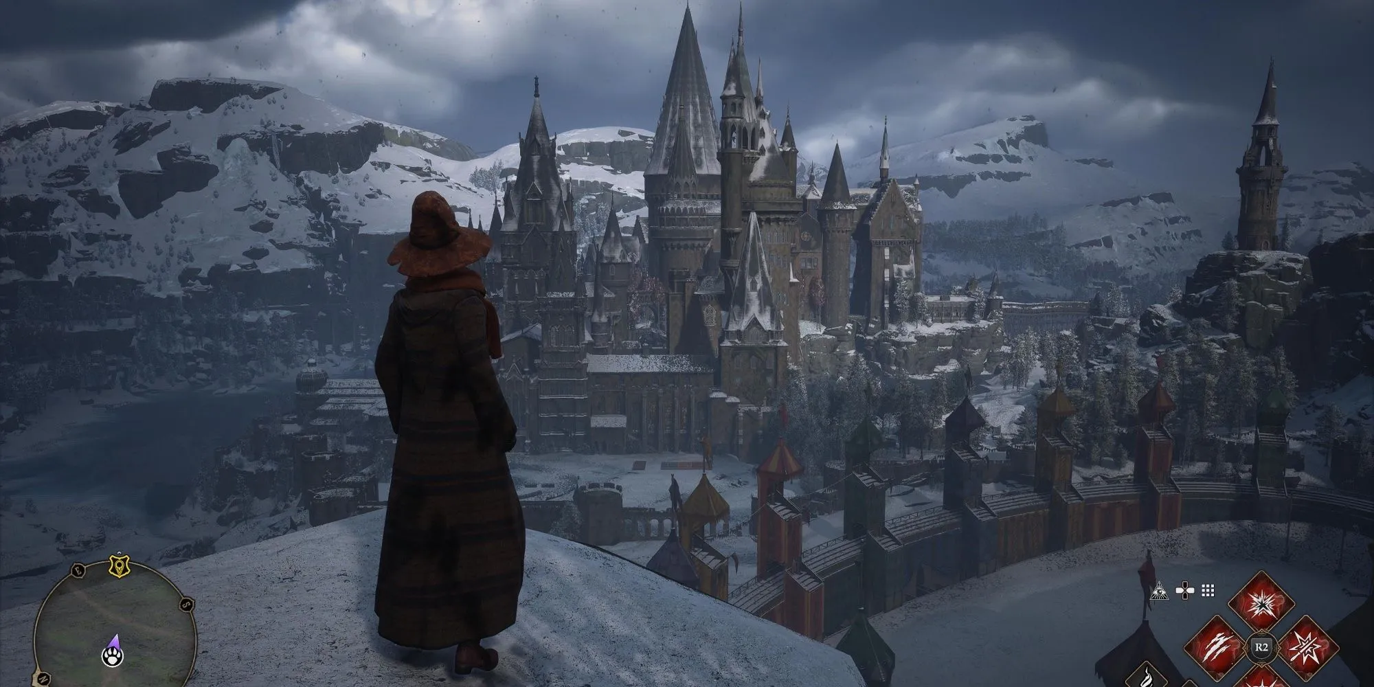 Khung cảnh Hogwarts Legacy nhìn từ Mooncalf Den với ánh trăng chiếu sáng