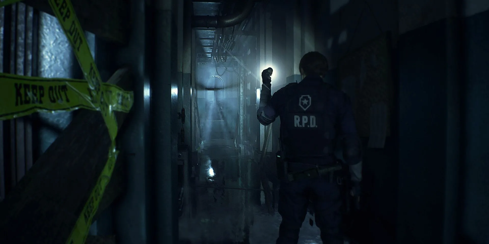 Leon trong hành lang tối tăm của Resident Evil 2 Remake 2019