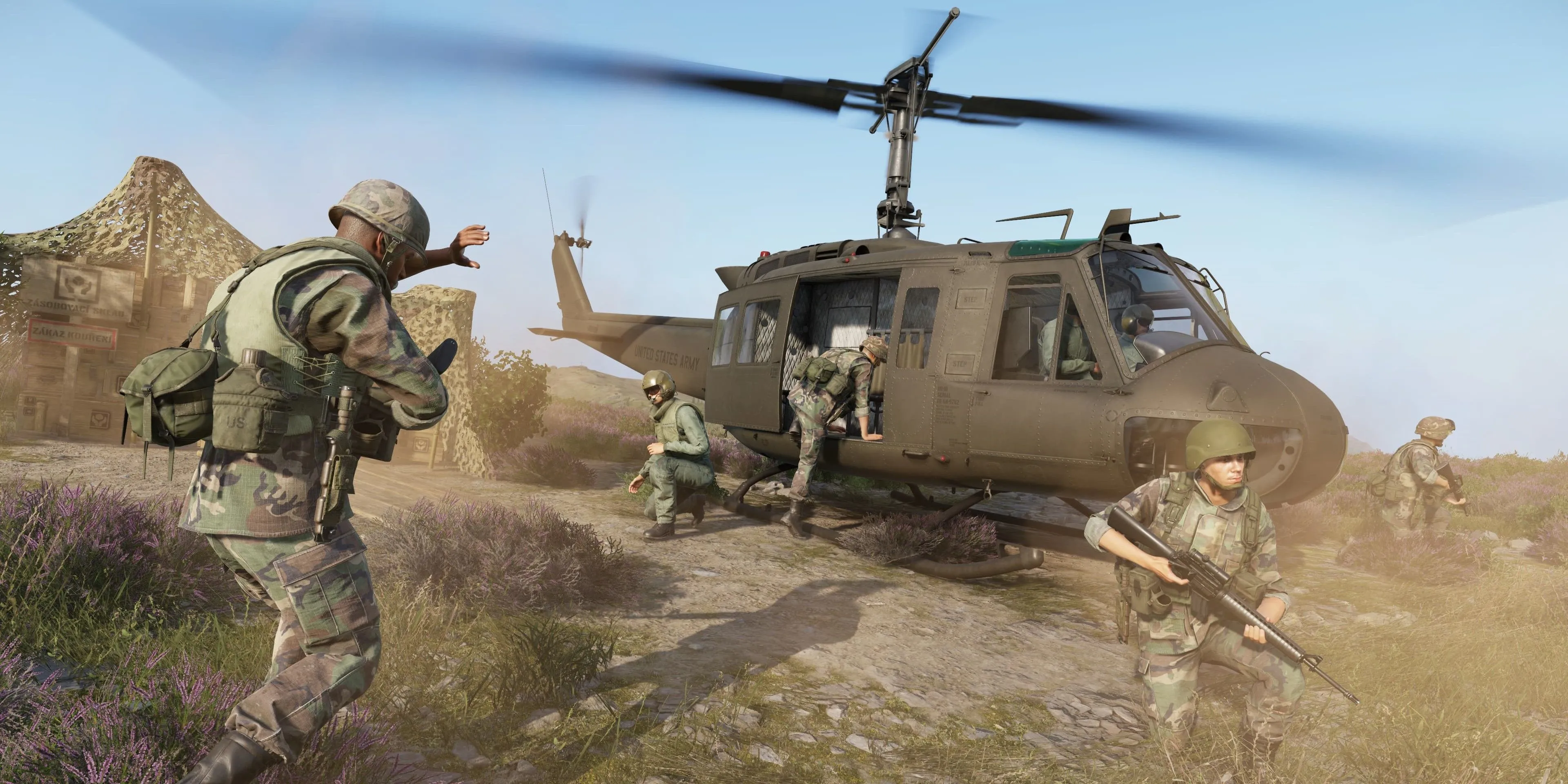 Một chiếc trực thăng UH-1H của quân đội Mỹ đang bay trên bầu trời trong game ARMA Reforger, thể hiện một trong những phương tiện mới được cập nhật.
