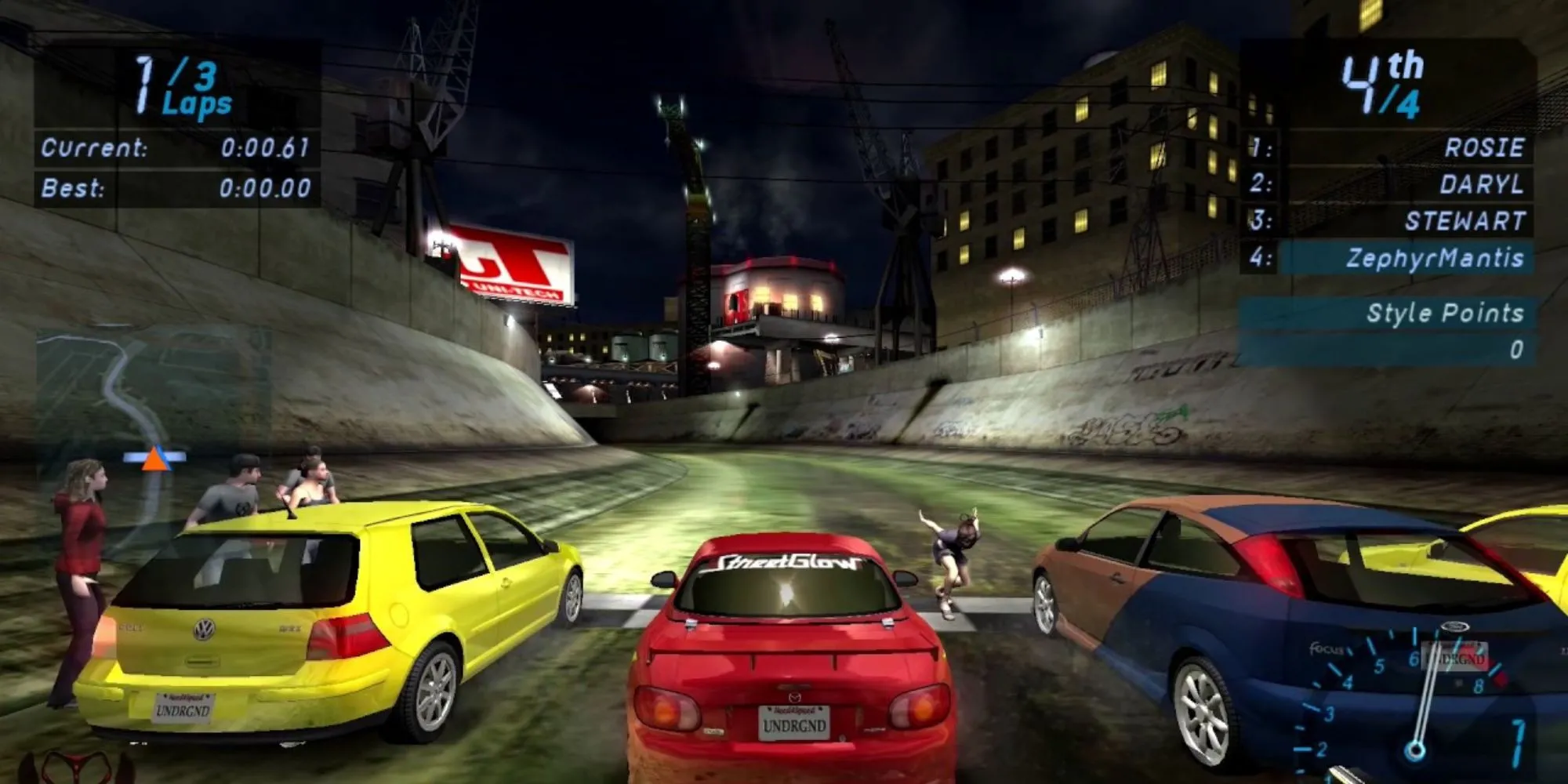Một chiếc xe đua màu xanh trong game Need For Speed Underground 1 trên PS2 đang drift qua góc cua ban đêm
