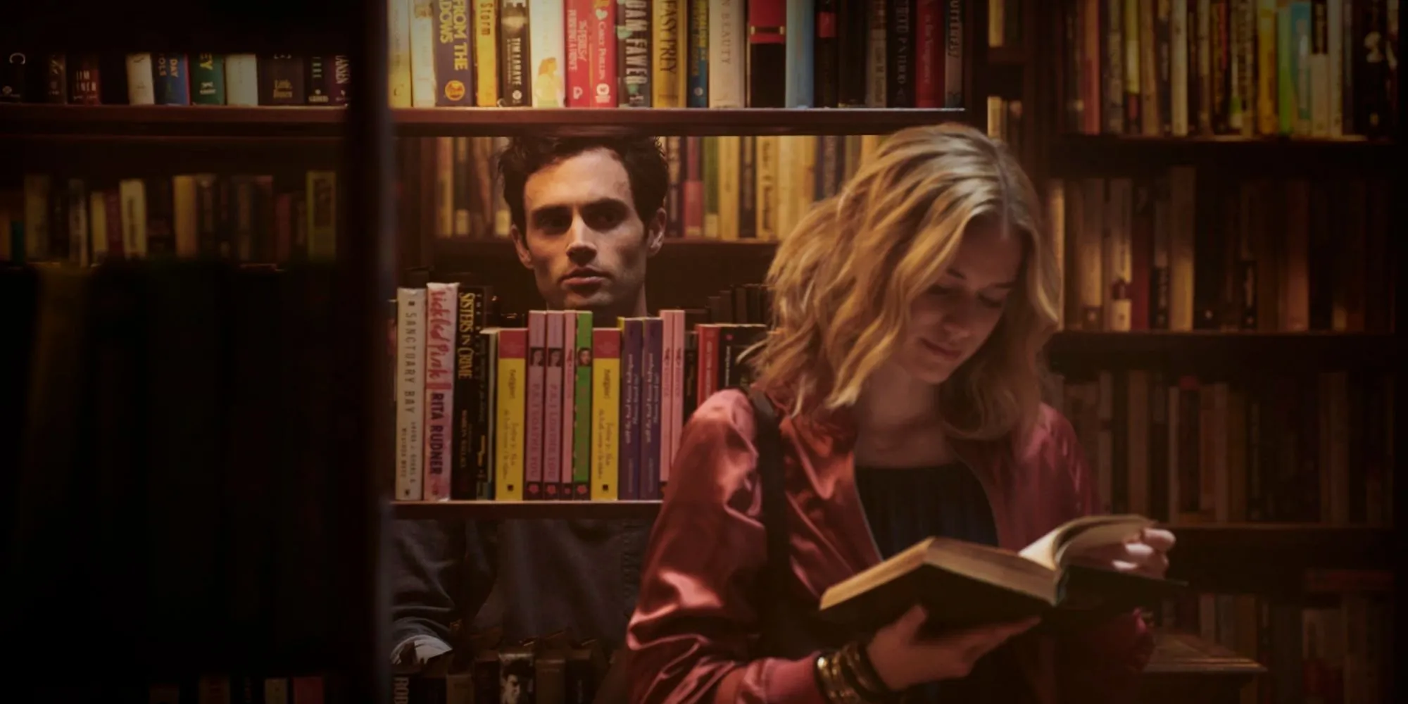 Nam diễn viên Penn Badgley trong vai Joe Goldberg trong show You