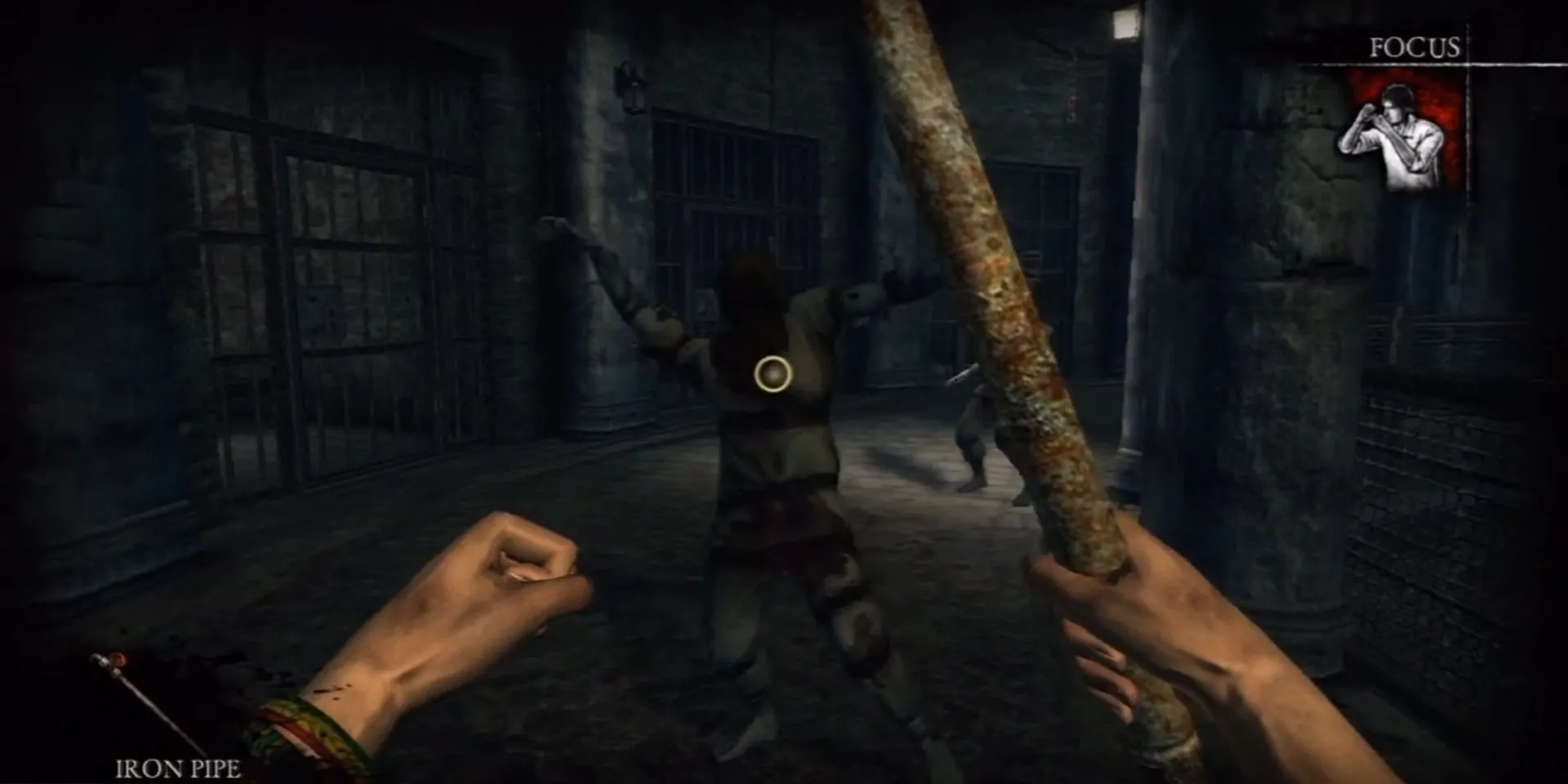Người chơi dùng ống sắt tự vệ trước zombie trong game kinh dị Rise of Nightmares cho Kinect