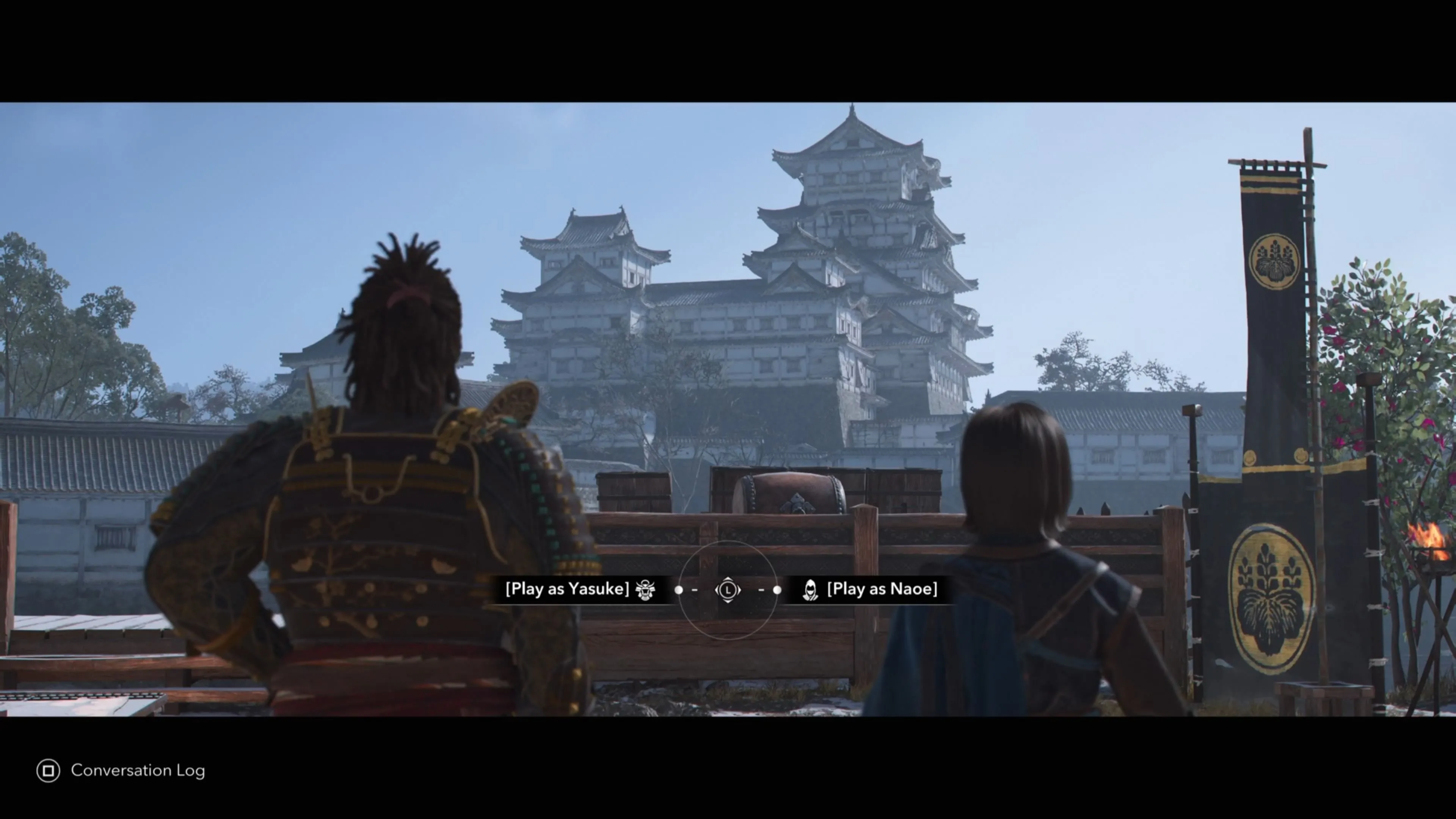 Nhân vật chính Naoe trong game Assassin's Creed Shadows nhìn bao quát khung cảnh Nhật Bản cổ đại từ trên cao.