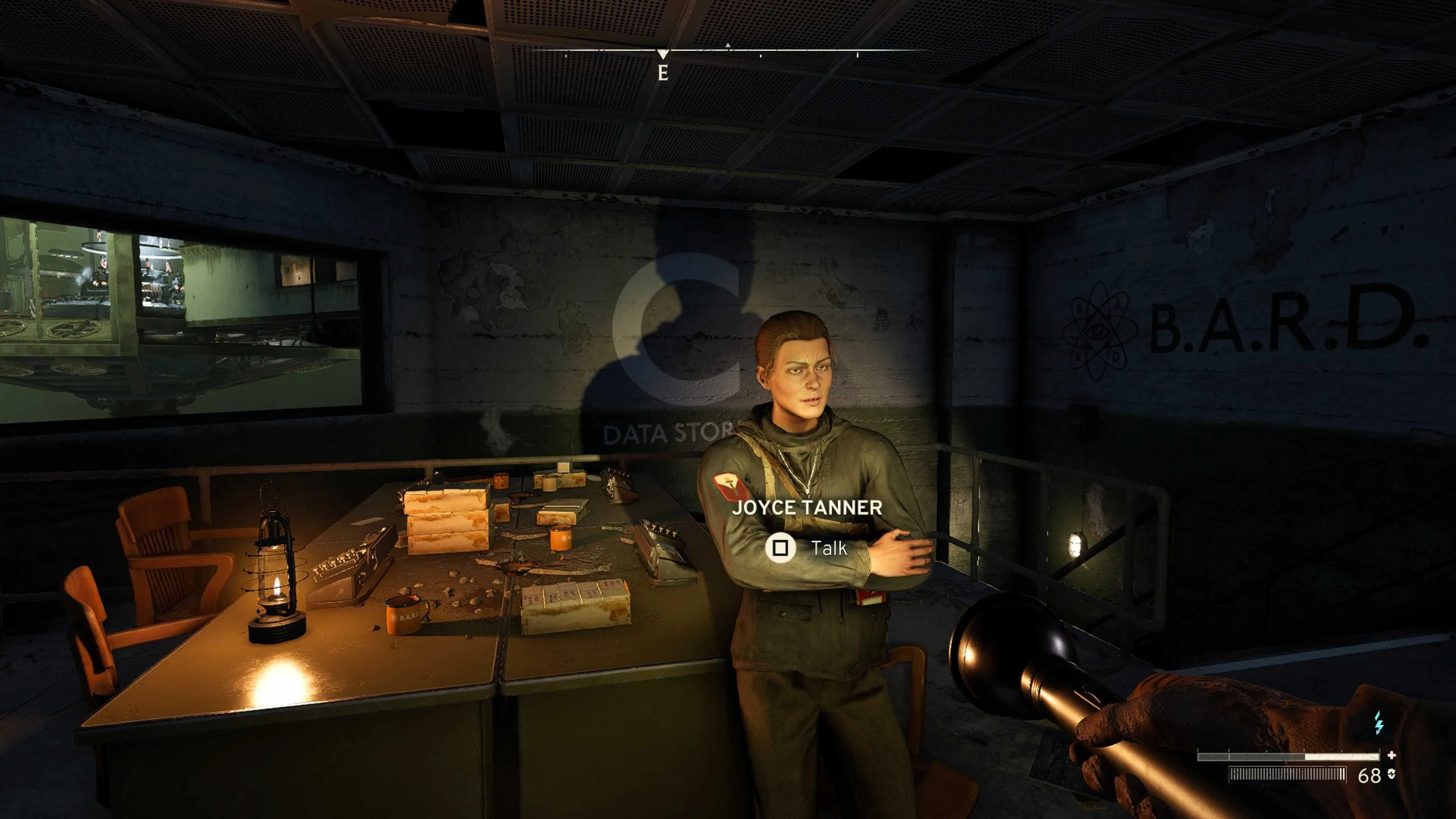 Nhân vật Dr. Joyce Tanner trong game Atomfall, người giao nhiệm vụ kích hoạt đài phát thanh
