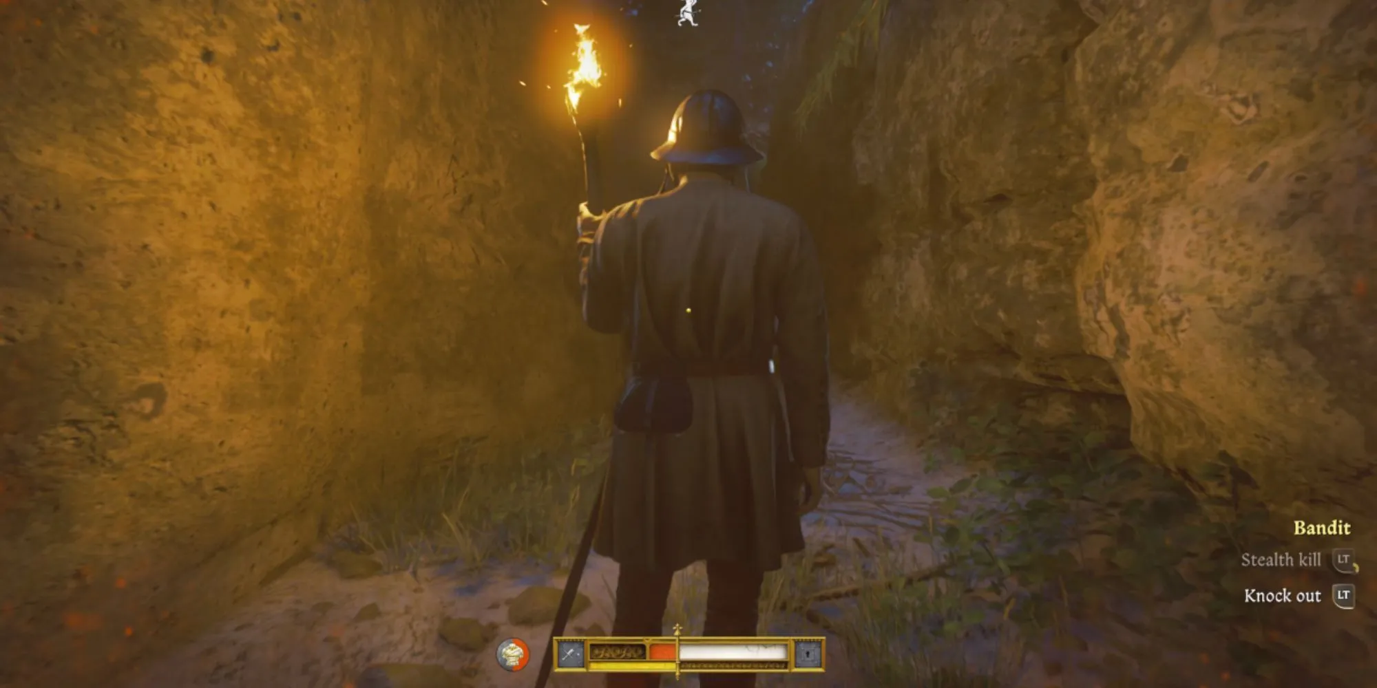 Nhân vật Henry trong Kingdom Come Deliverance 2 đang ẩn nấp sau một bức tường đá
