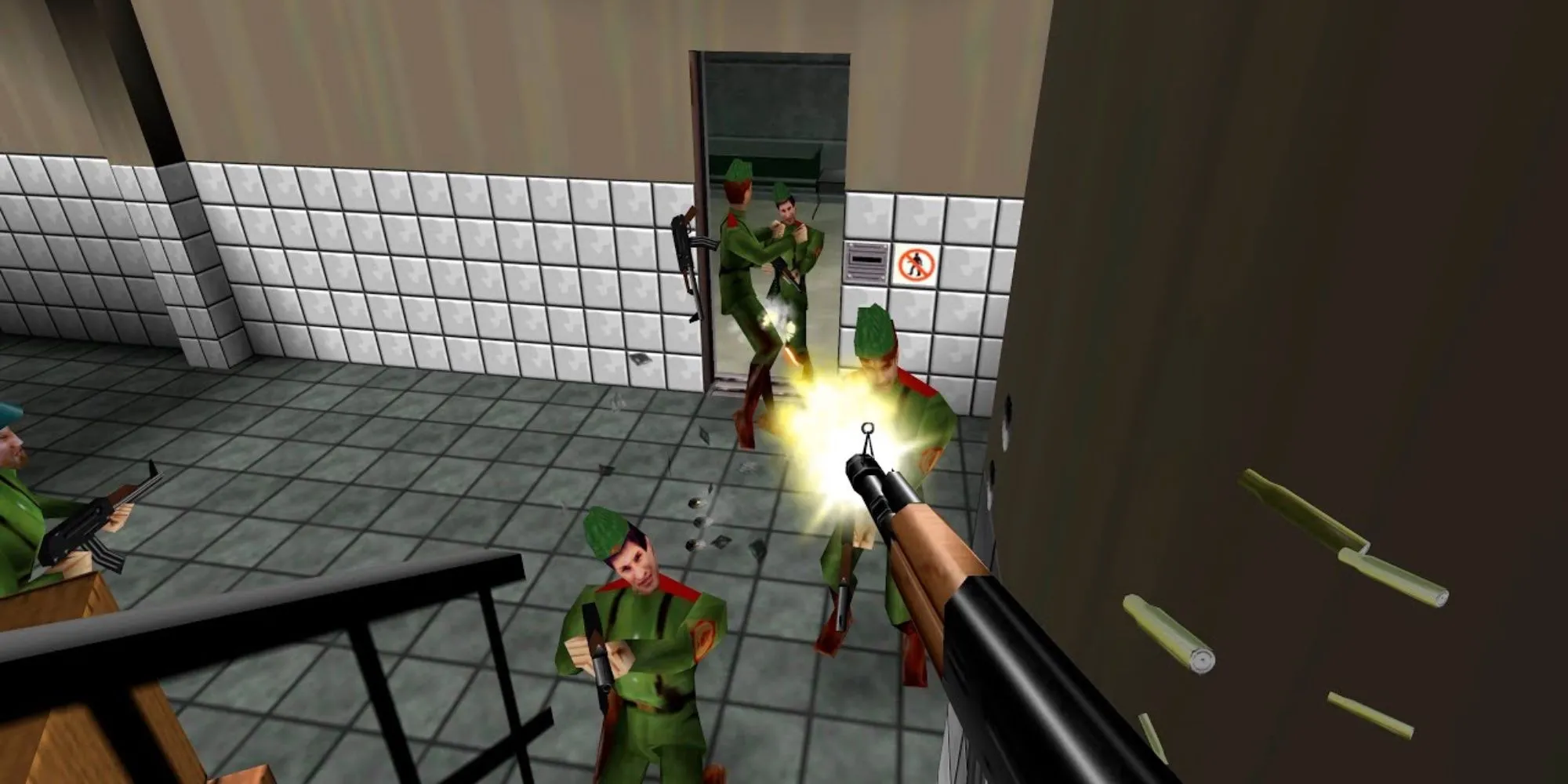 Nhân vật James Bond trong game GoldenEye 007 đang nhắm bắn kẻ địch ở cuối cầu thang