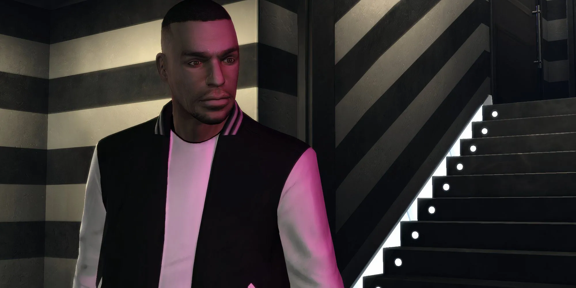 Nhân vật Luis Lopez trong GTA IV: The Ballad Of Gay Tony đứng cạnh cầu thang trong một câu lạc bộ đêm