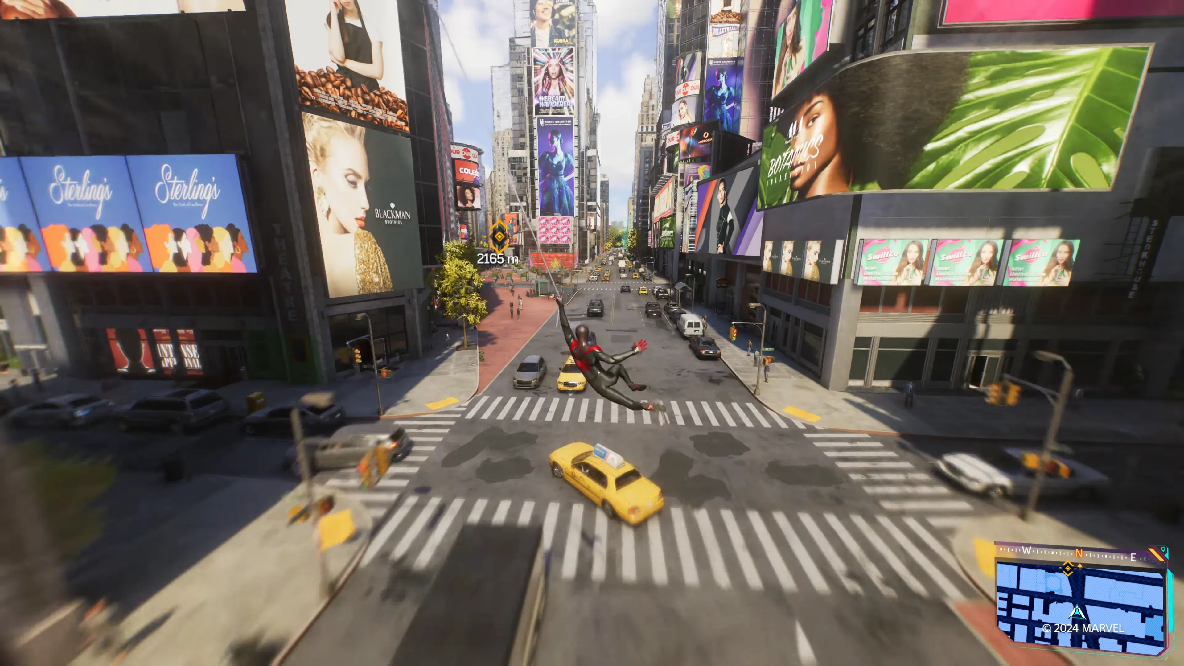 Nhân vật Spider-Man đu tơ qua các tòa nhà chọc trời trong thành phố New York của game Marvel's Spider-Man 2