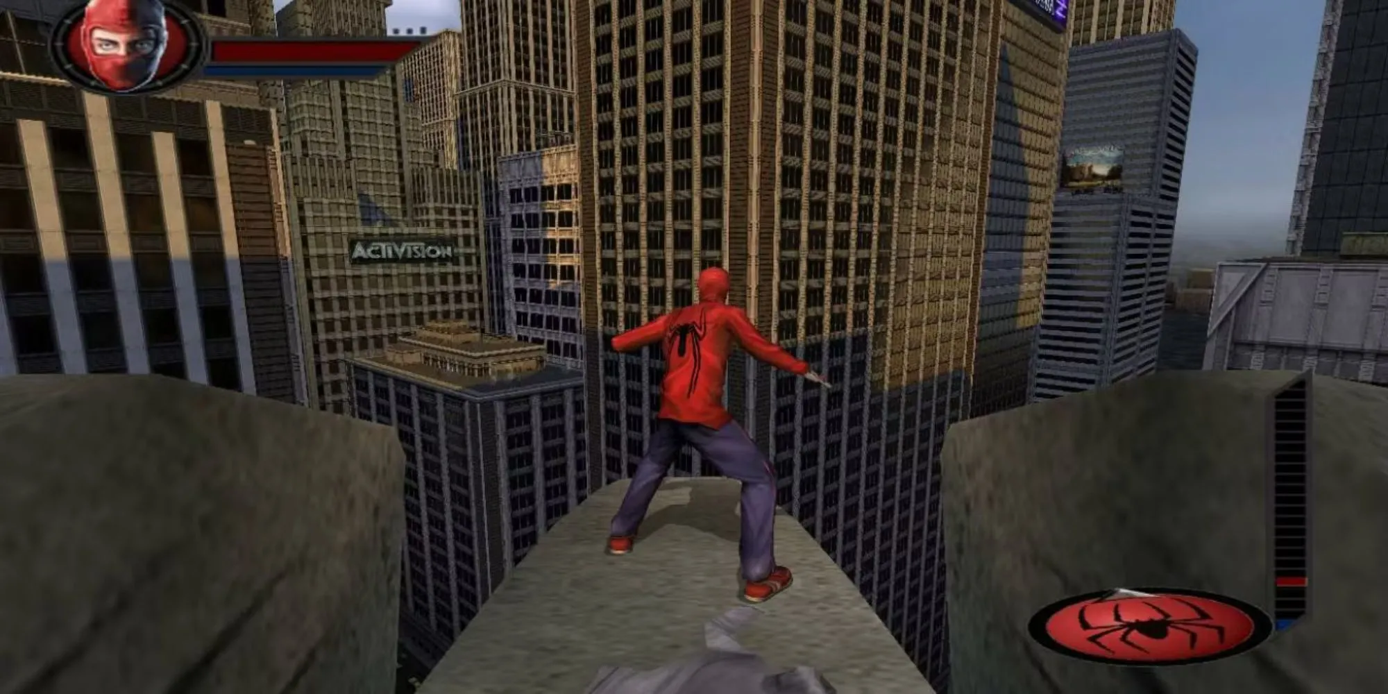 Nhân vật Spider-Man trong game Spider-Man The Movie trên PS2 đu dây giữa các tòa nhà