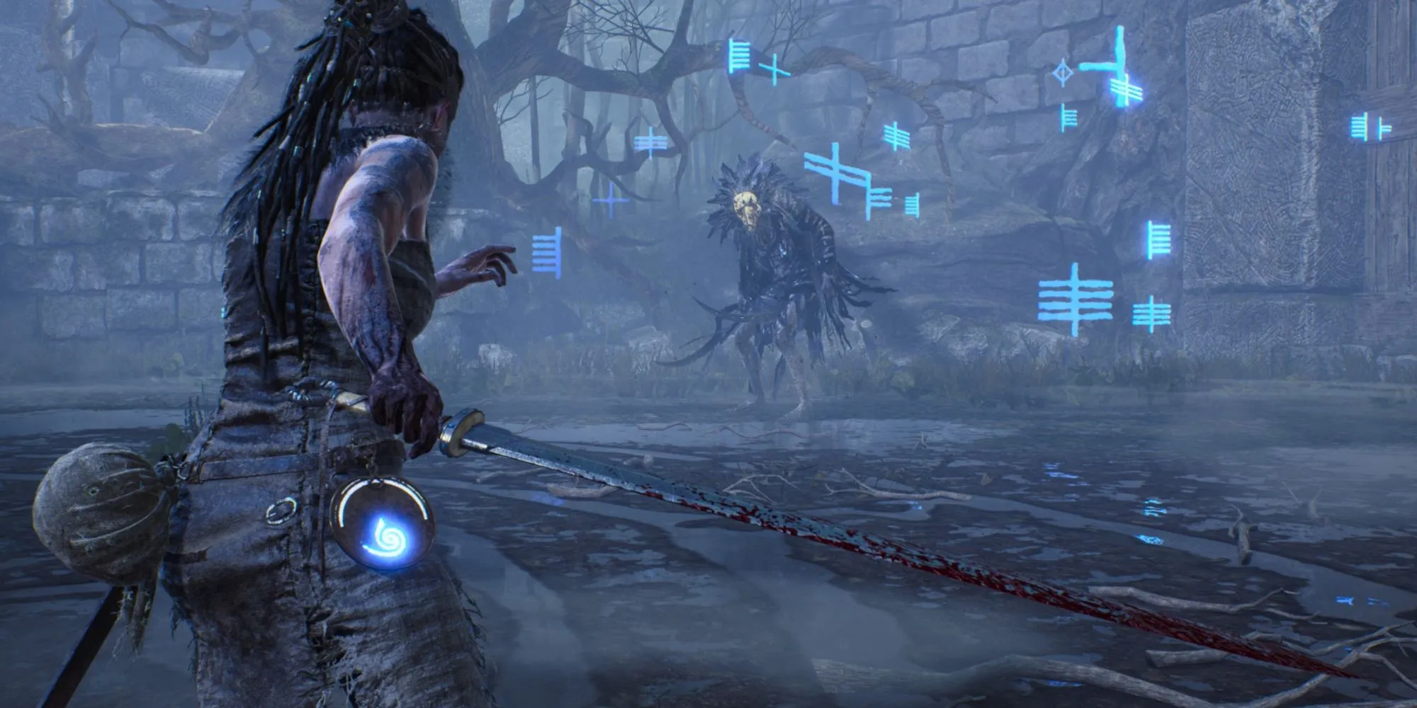 Nữ chiến binh Senua đối mặt với một sinh vật đáng sợ trong Hellblade