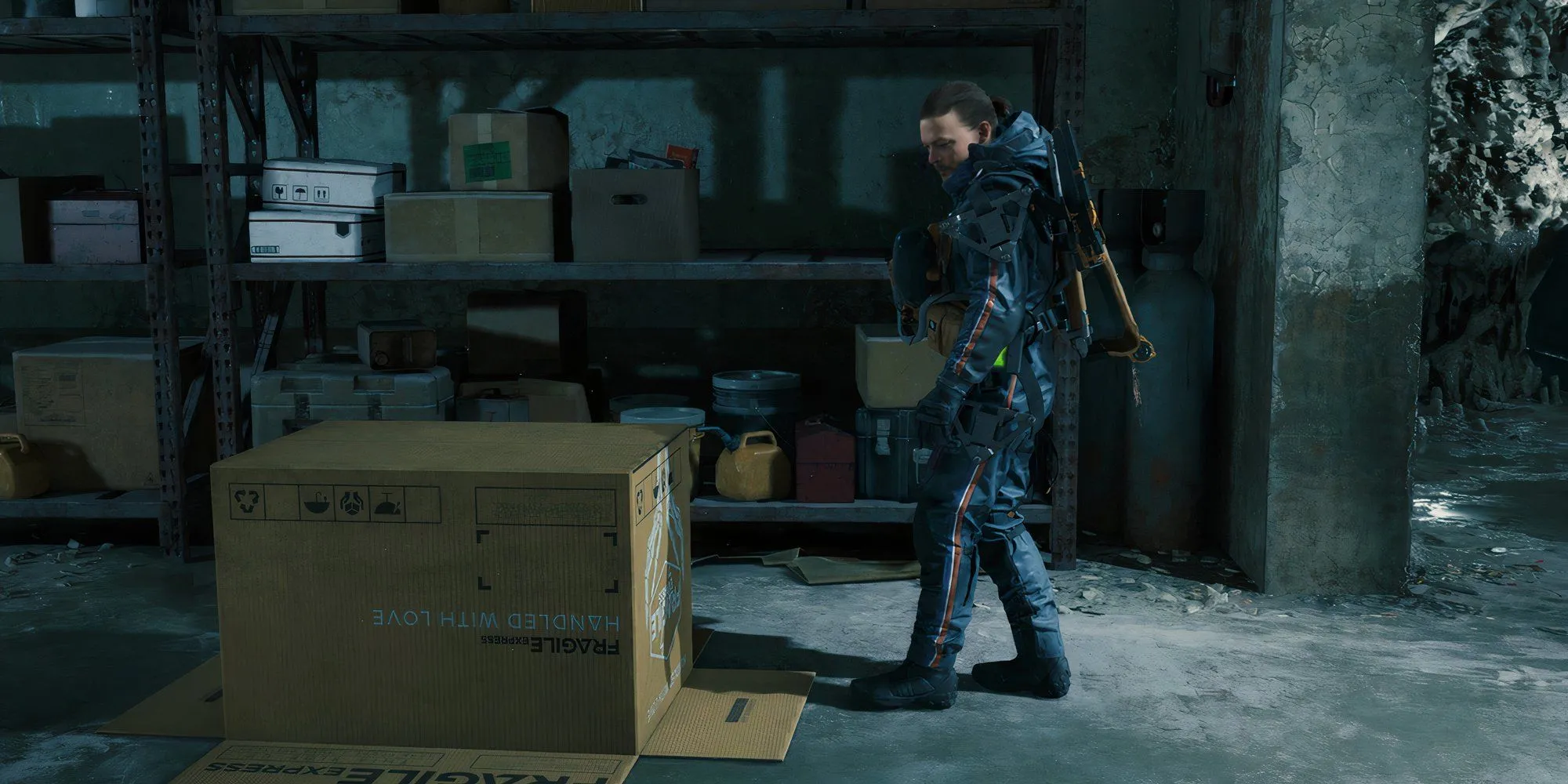 Sam Porter Bridges, nhân vật chính trong Death Stranding, đang đứng trong nhà kho.