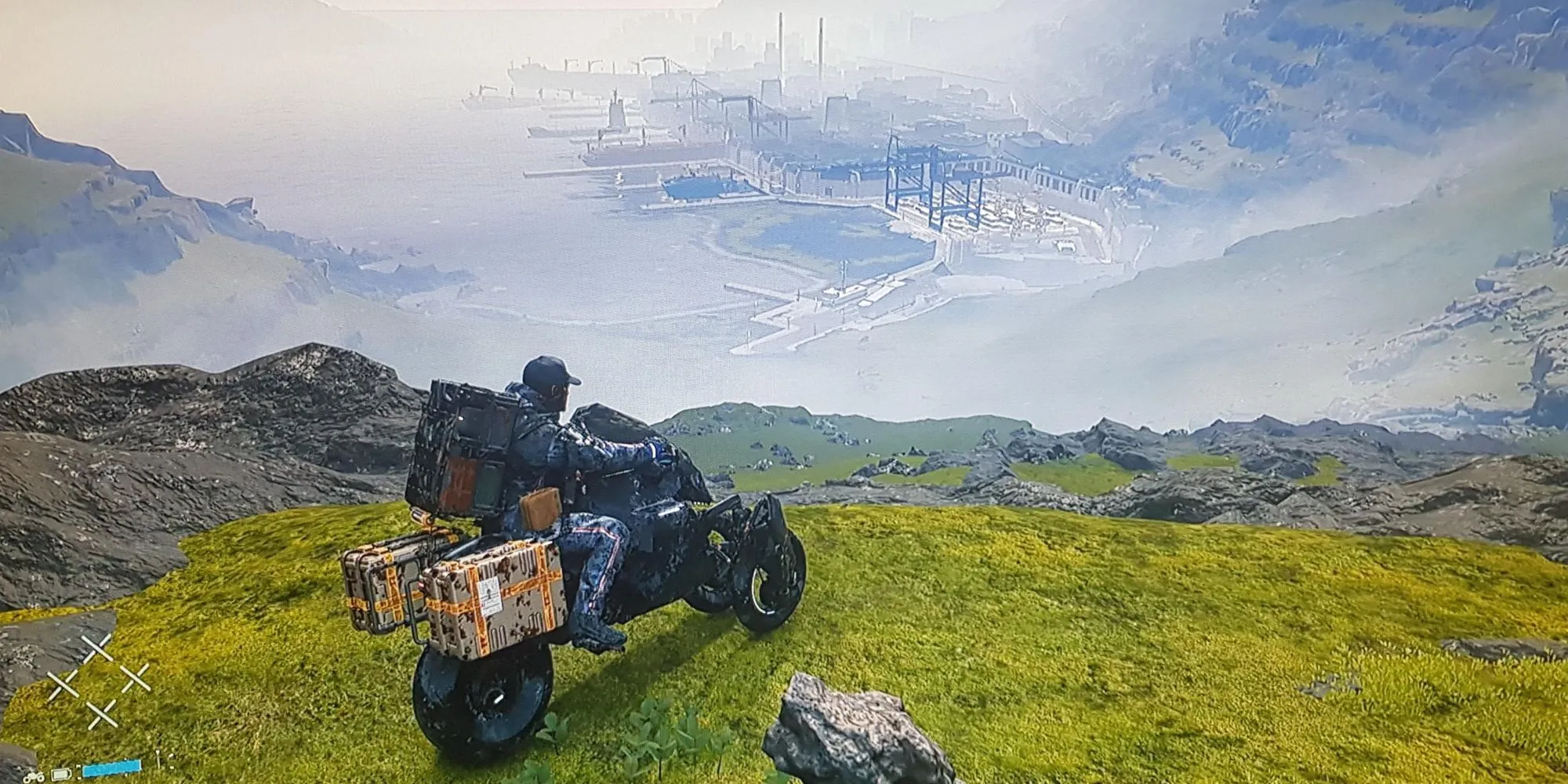 Sam Porter Bridges vượt qua địa hình khó khăn trong game Death Stranding