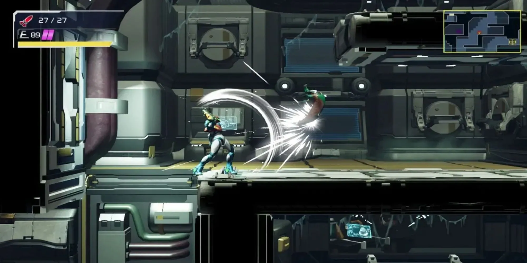 Samus Aran trong bộ giáp xanh đỏ đối đầu với robot E.M.M.I. trắng trong Metroid Dread