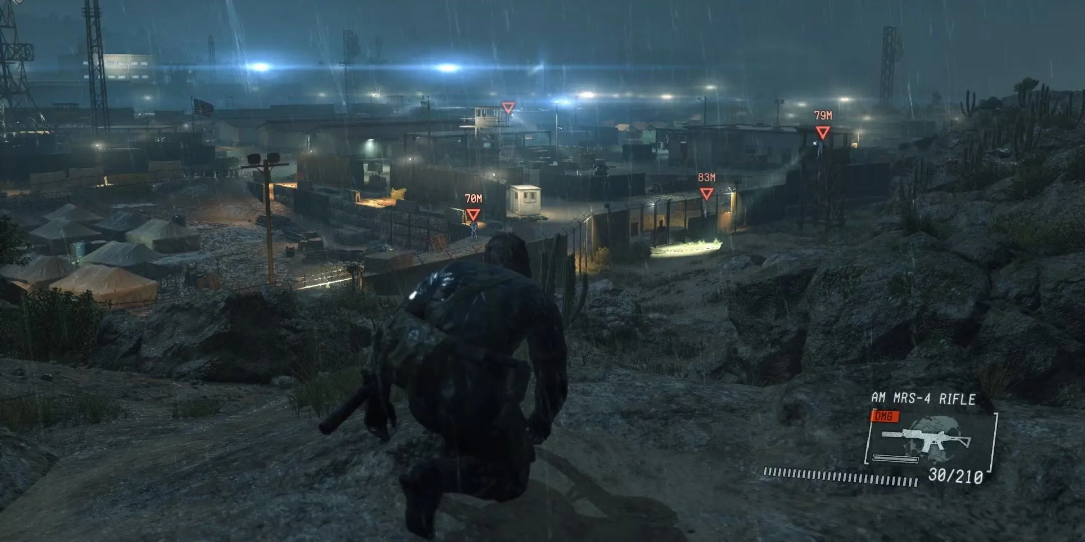 Snake quan sát căn cứ quân sự từ trên cao trong game Metal Gear Solid V: Ground Zeroes