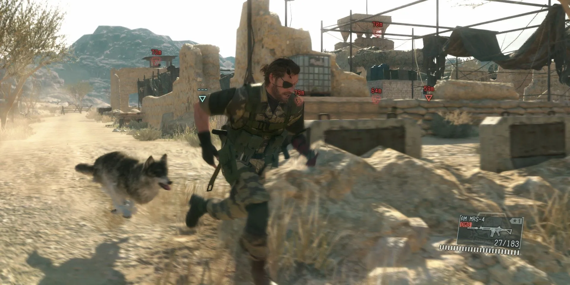 Snake và D-Dog trong bối cảnh sa mạc của Metal Gear Solid 5 The Phantom Pain