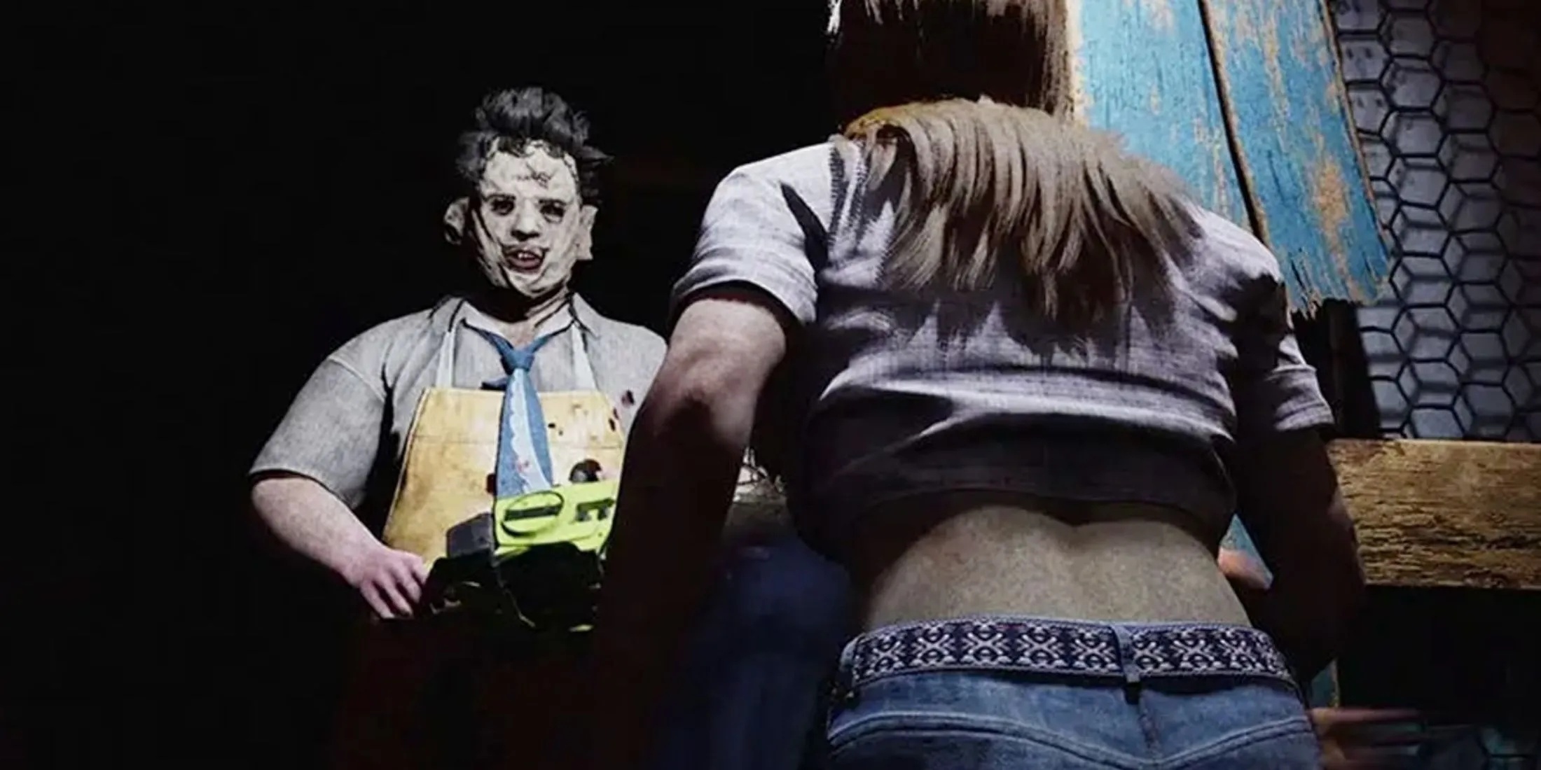 Tên sát nhân Leatherface đối đầu với nạn nhân tại lối thoát hiểm trong game TCSM