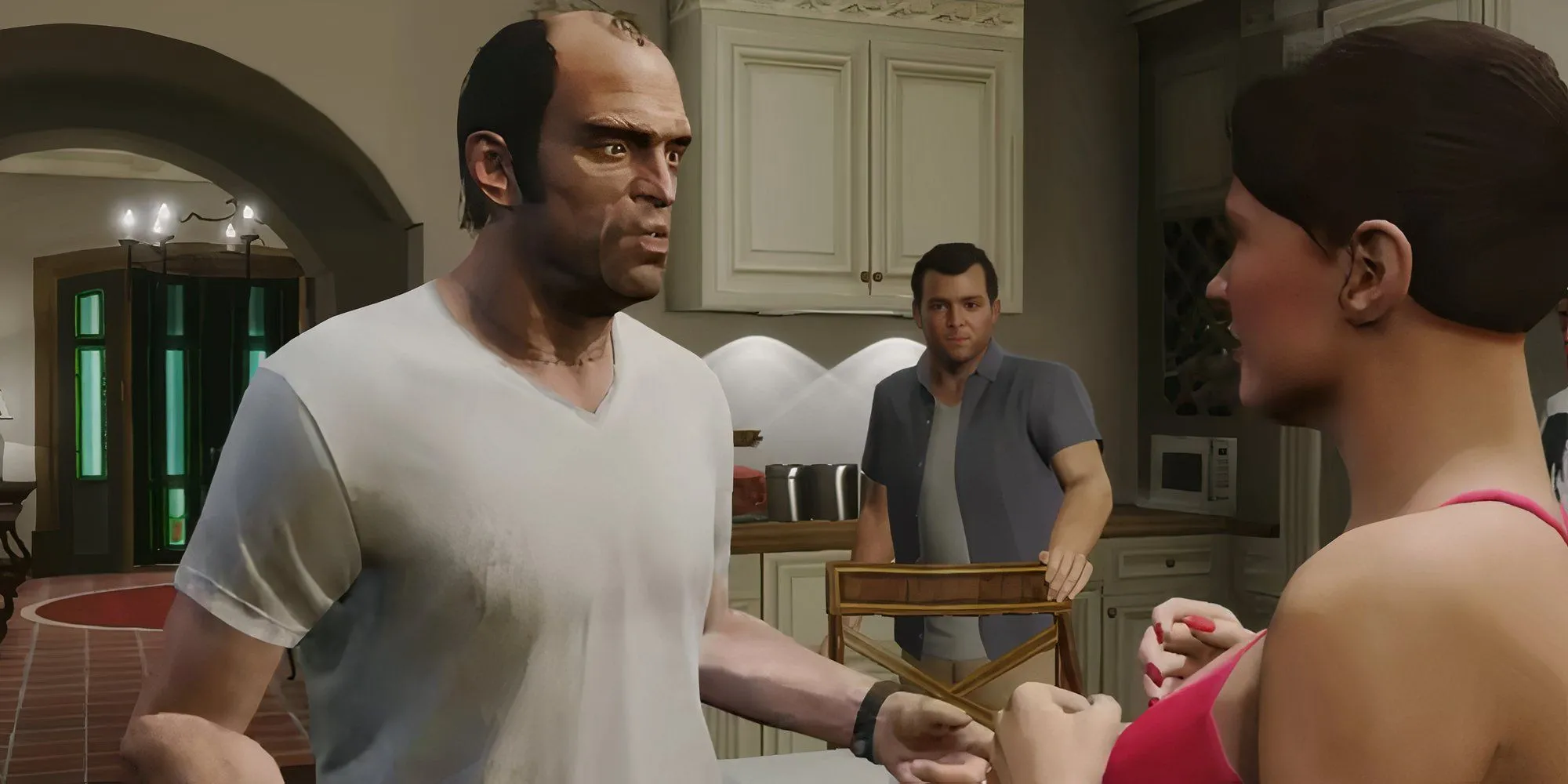 Trevor Philips trong GTA 5 đang nói chuyện với Amanda, Michael đứng phía sau, thể hiện mối quan hệ căng thẳng