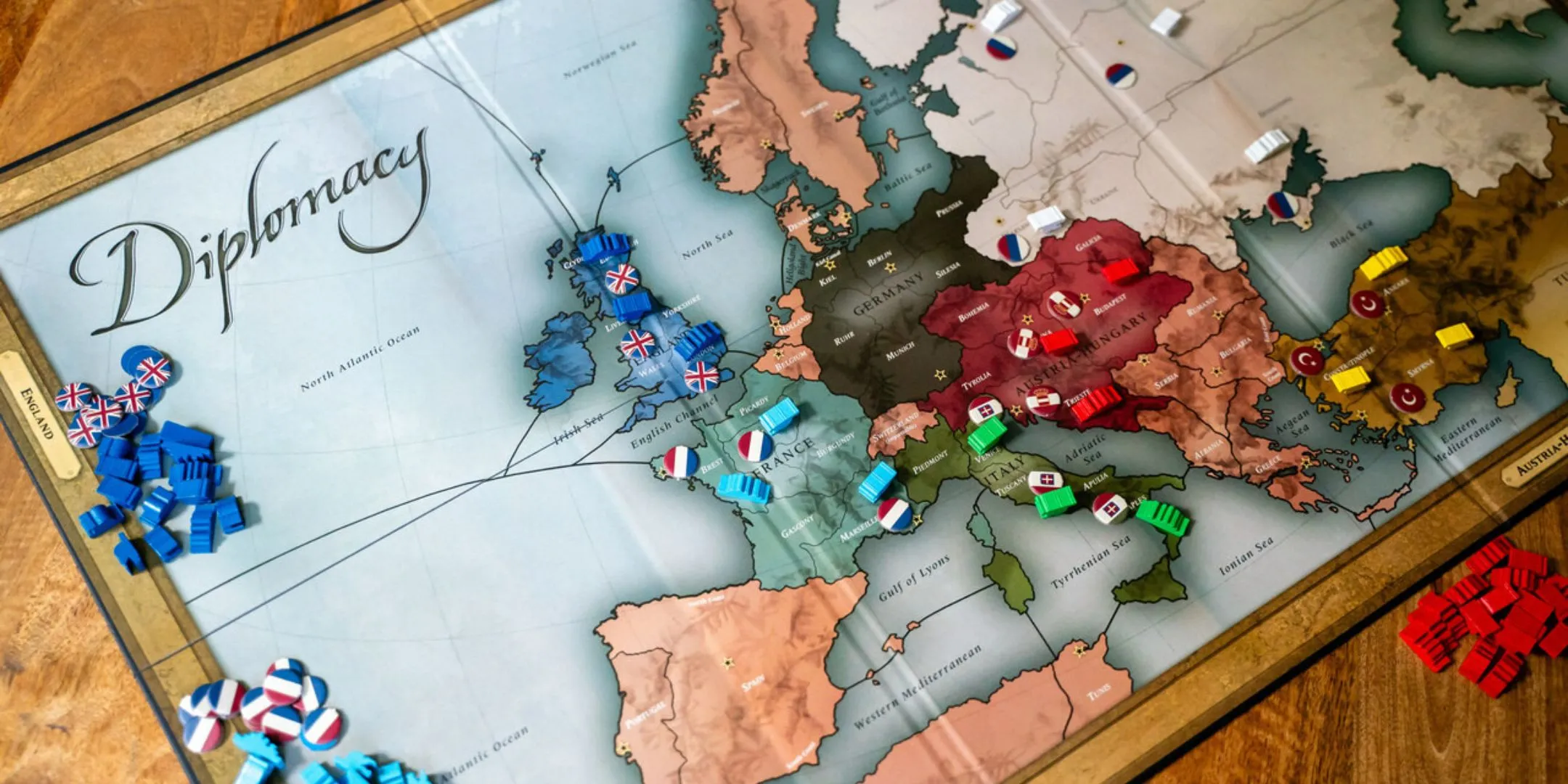 Bàn cờ của board game Diplomacy do Renegade Game Studios sản xuất, thể hiện bản đồ châu Âu và các khu vực tranh chấp.