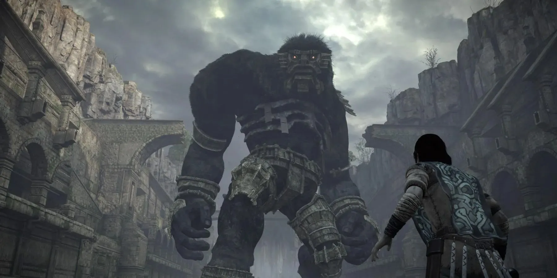 Cảnh Wander đối đầu Colossus Argus trong Shadow of the Colossus, nhấn mạnh không gian rộng lớn