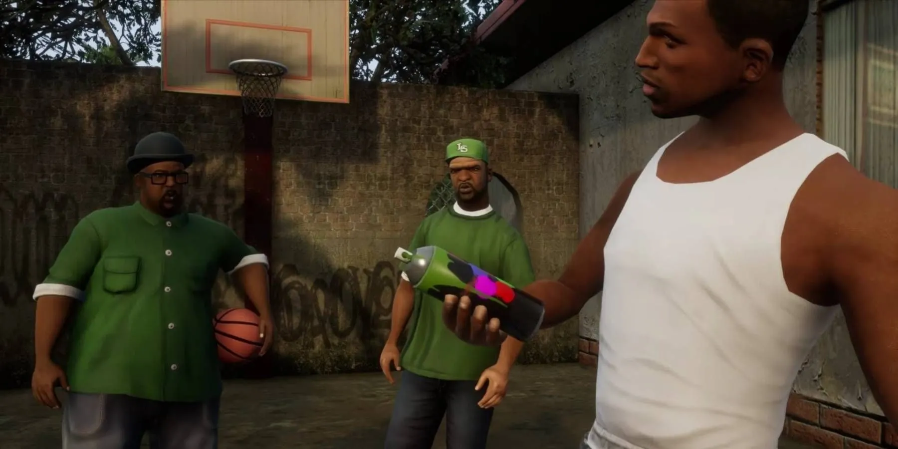 CJ cầm bình sơn xịt khi Sweet và Big Smoke chơi bóng rổ, minh họa các hoạt động phụ trong San Andreas