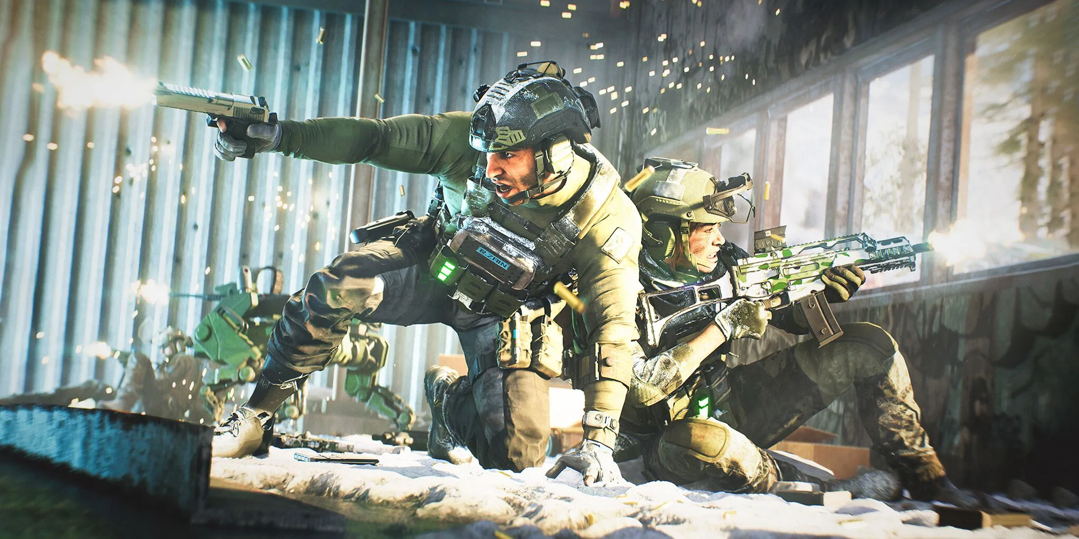 Hai đặc nhiệm trong Battlefield 2042 ẩn nấp trong nhà, minh họa sự thiếu hụt cơ chế phá hủy môi trường so với các phiên bản Battlefield trước.
