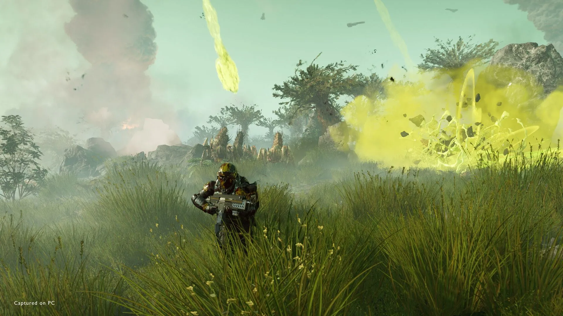 Kẻ thù Shrieker thuộc phe Terminid đang lao tới tấn công Helldiver trên không trung trong Helldivers 2