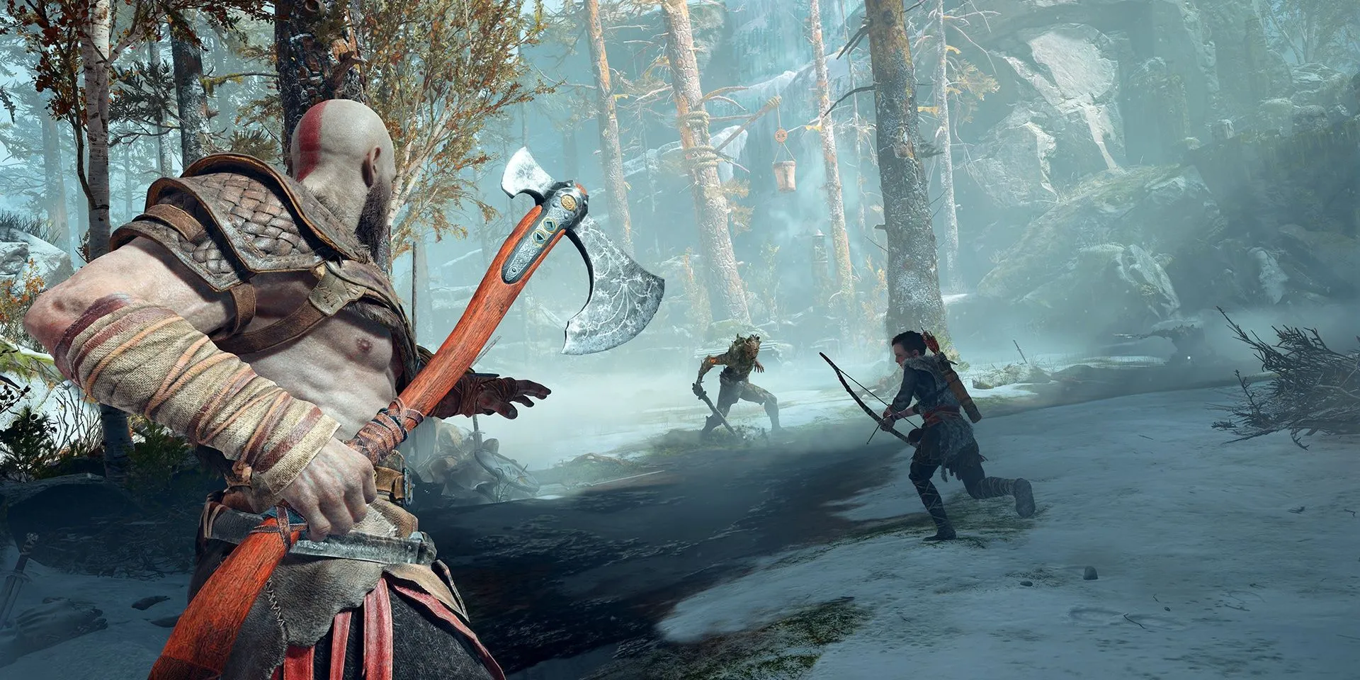 Kratos và Atreus chiến đấu trong rừng băng giá