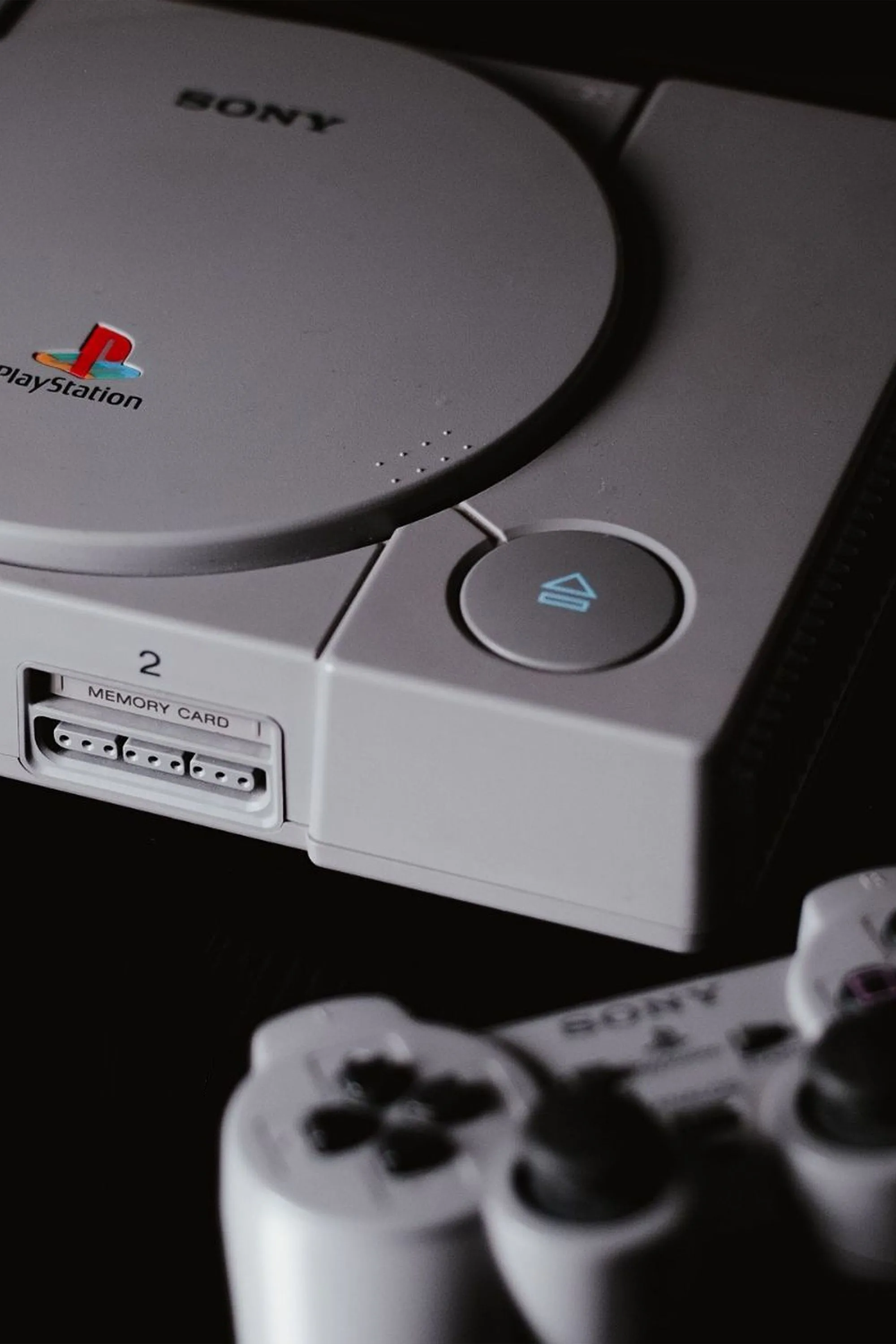 Máy chơi game console PlayStation 1 nguyên bản, biểu tượng của sự cách mạng phần cứng và hiệu suất đồ họa vào thập niên 90.