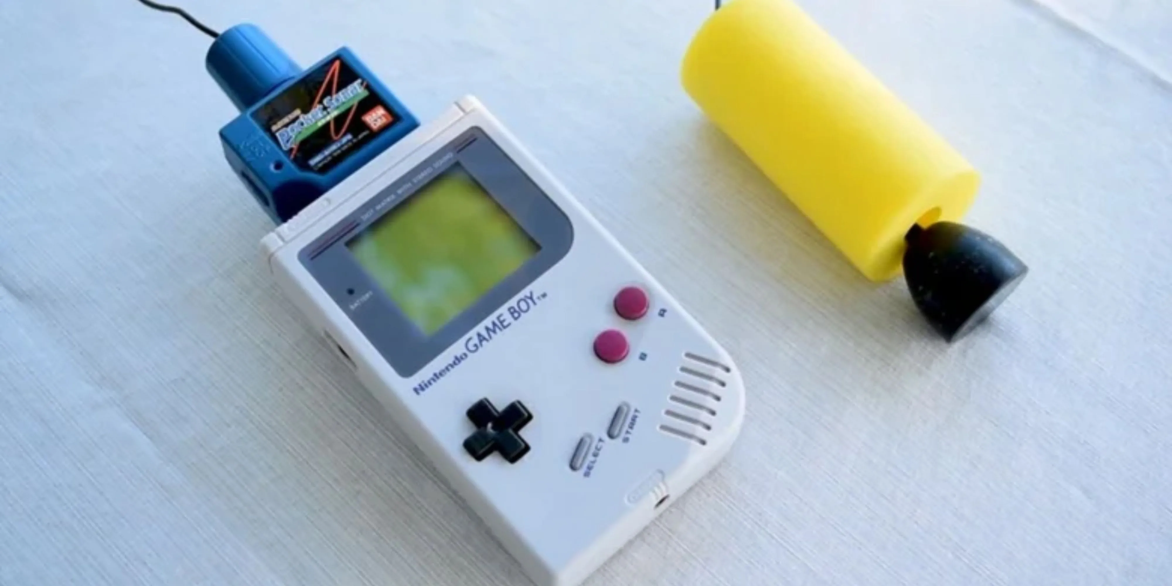 Máy dò cá Game Boy Pocket Sonar kết nối với Game Boy, một phụ kiện độc đáo cho người yêu câu cá.
