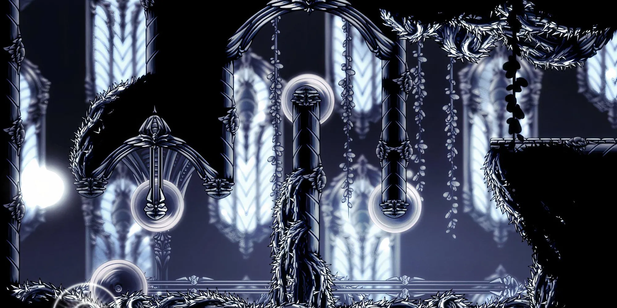 Nhân vật Hollow Knight di chuyển qua khu vực bẫy gai và lưỡi cưa